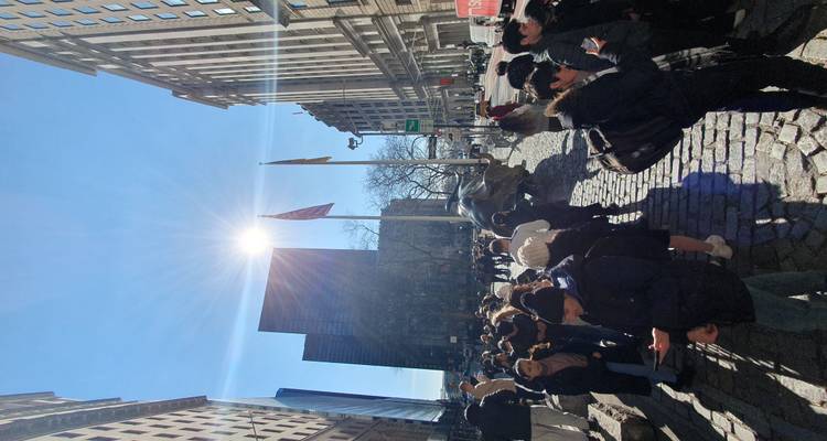 Rue animée avec des bâtiments du quartier financier.
