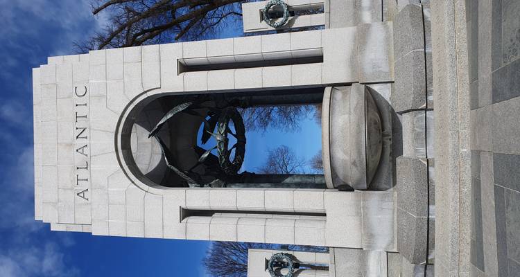 Mémorial de la Seconde Guerre mondiale avec une arche.