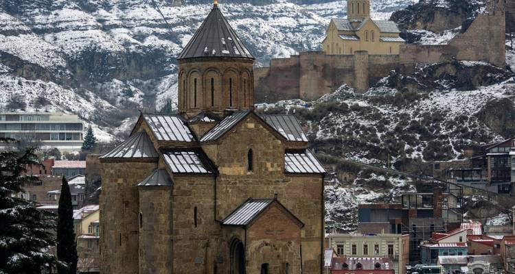 Cathédrale historique dans un paysage enneigé à Tbilissi.