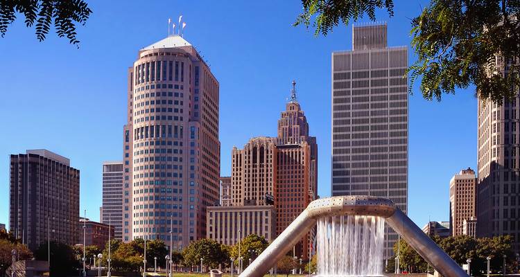 Horizonte urbano con arquitectura distintiva