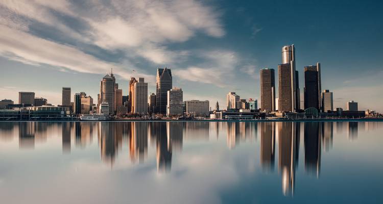 Horizonte de la ciudad reflejado en el agua