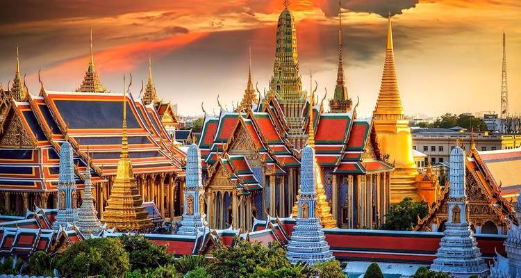 Temples colorés et ornés avec un coucher de soleil spectaculaire.