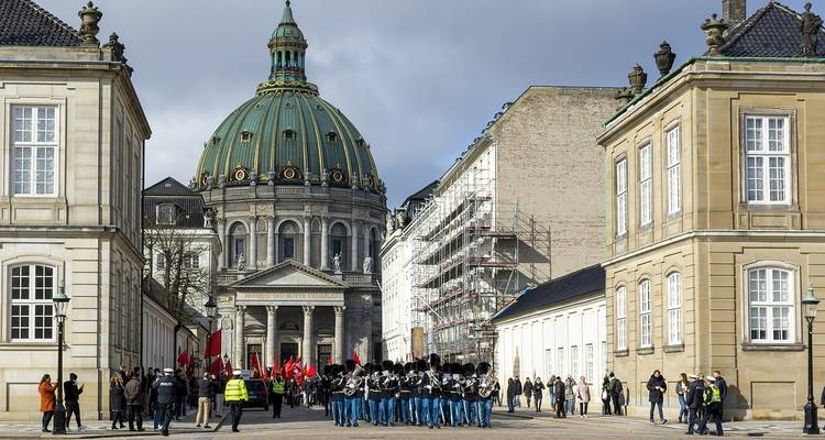 Zeremonienwachen vor einem Palast