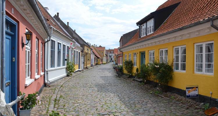 Kopfsteinpflasterstraße mit bunten Häusern