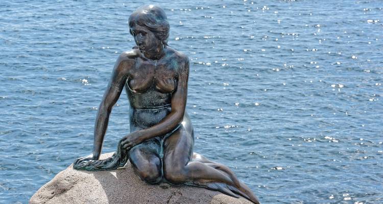 Die kleine Meerjungfrau-Statue am Meer