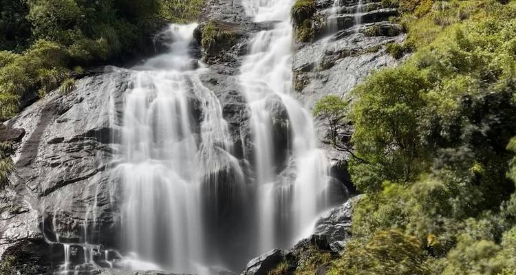 Cascade dégringolant le long d'un terrain rocheux