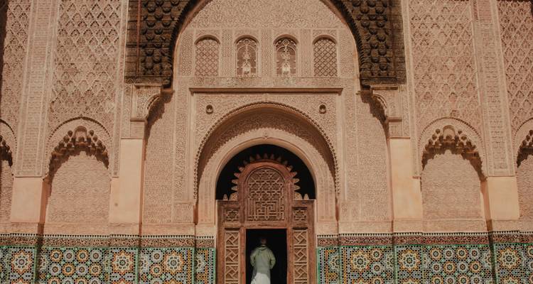 Gros plan d'une porte marocaine ornée avec des sculptures complexes.