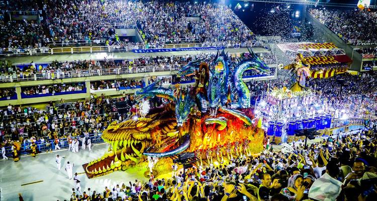 Nachtparade im Sambadrome mit riesigem Drachenfloss und jubelndem Publikum.