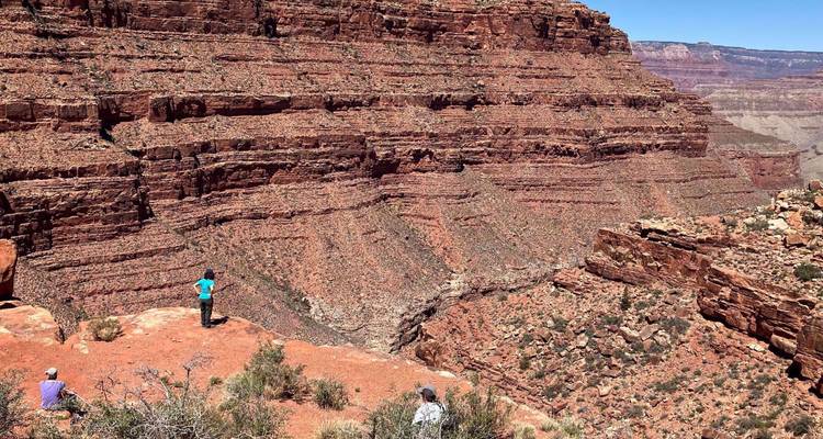 Wanderer erkunden ein felsiges Canyongebiet.