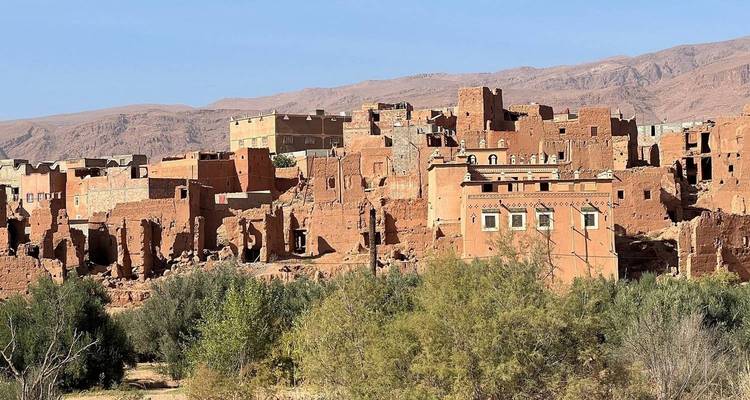 Village fortifié ancien au milieu d'un paysage aride.