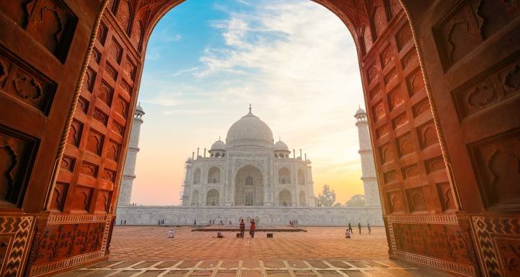 El Taj Mahal visto a través de un arco.