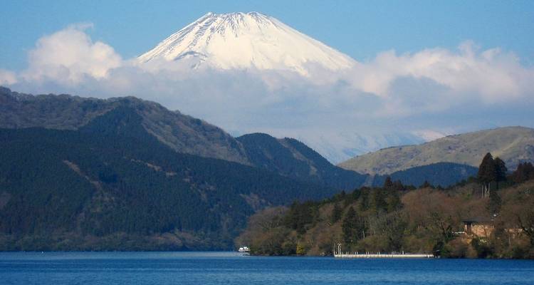 Le mont Fuji avec un plan d'eau au premier plan.