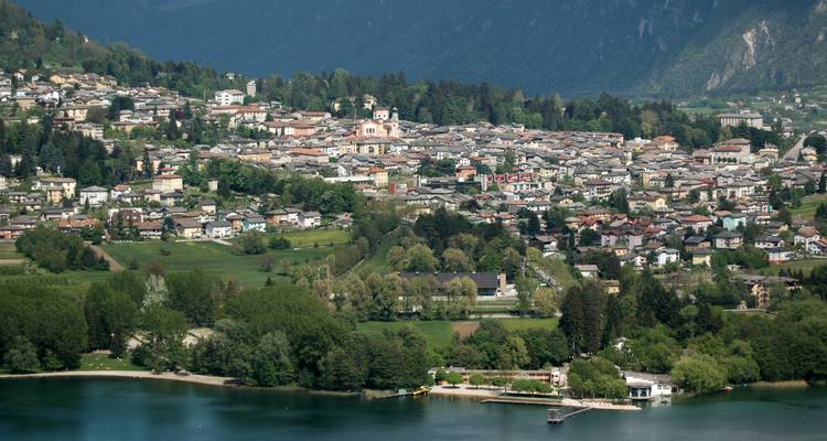 Vue panoramique d'une ville entourée de montagnes et d'un lac.