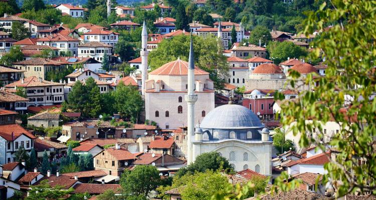 Overzicht van Safranbolu, Turkije met traditionele Ottomaanse huizen.