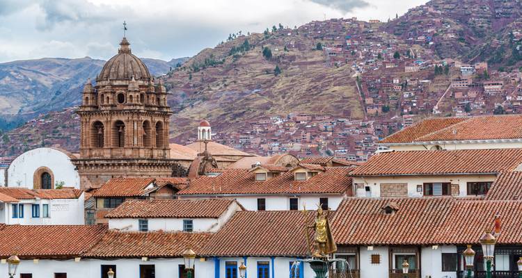 Arquitectura colonial con un paisaje urbano y colinas al fondo.