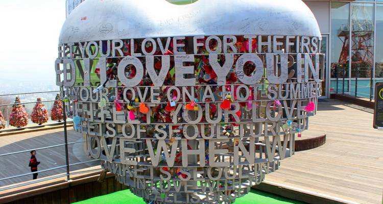 Une grande sculpture avec des messages d'amour sur une plateforme d'observation.