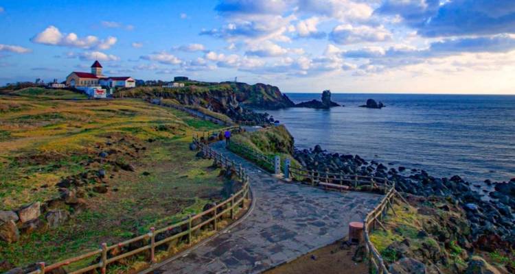 Paysage côtier avec un sentier le long du rivage à Jeju-do.