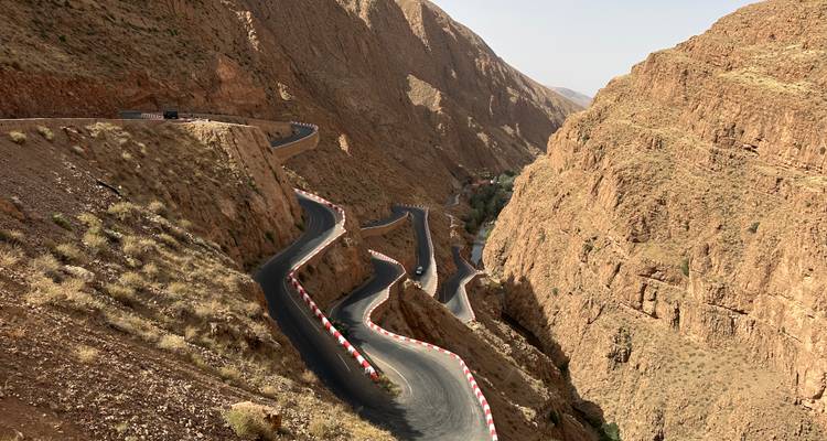 Une route de montagne sinueuse dans un paysage rocheux.