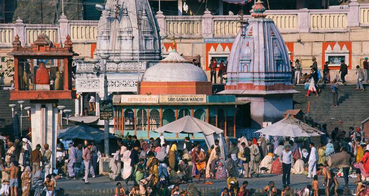 Menschenmengen bei einem Tempelfest am Flussufer.