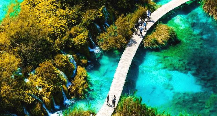 Sentier en bois traversant des eaux vives et cristallines.