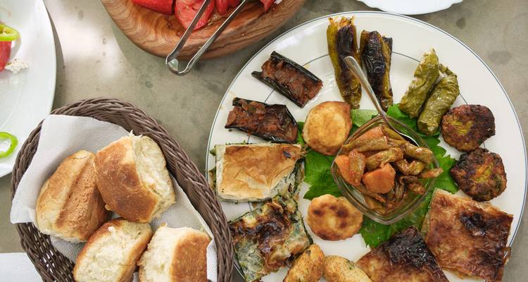 Repas albanais traditionnel avec divers plats.