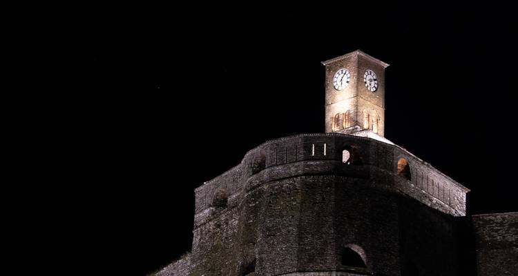 Tour d'horloge sur une forteresse la nuit.