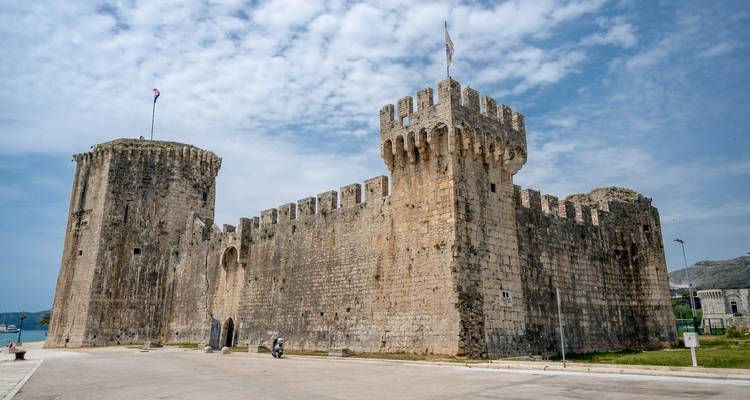 Vestingwerk met torens onder een blauwe hemel.