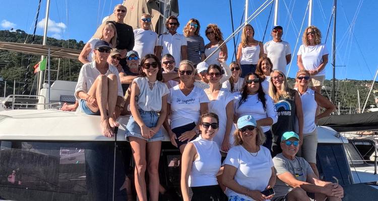 Groepsfoto van mensen op een boot.