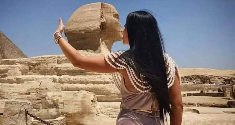 Touriste interagissant avec le Sphinx.