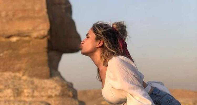 Touriste posant pour une photo près du Sphinx.