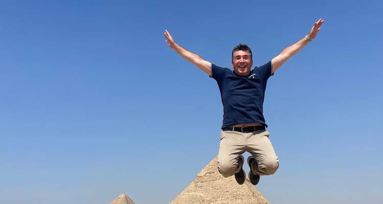 Personne sautant de joie devant les pyramides.