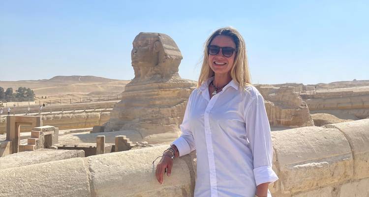 Personne posant près du Sphinx avec des lunettes de soleil.