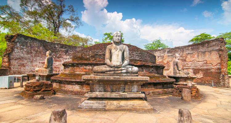 Estatuas de piedra antiguas en el sitio arqueológico de Polonnaruwa.