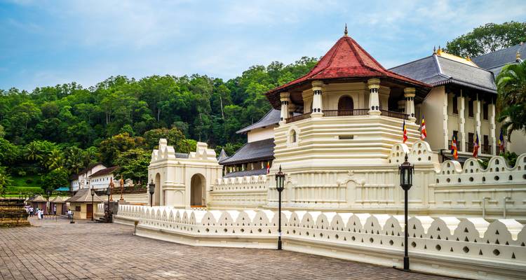 El Templo del Diente en Kandy, un edificio blanco con techo rojo.