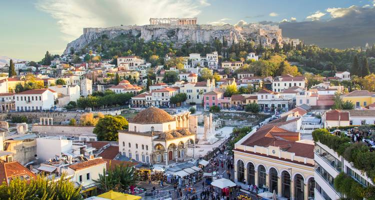 Luftaufnahme von Athen mit der Akropolis im Hintergrund.