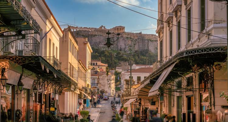 Lebendige Fußgängerzone in Athen mit Blick auf die Akropolis und den Parthenon auf dem Hügel