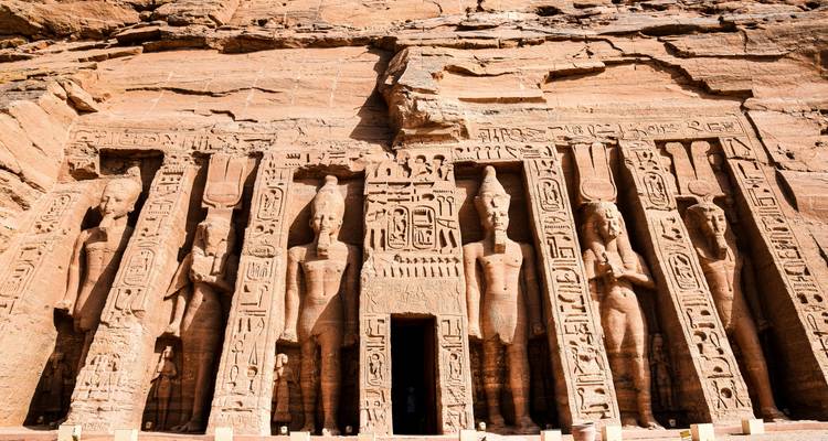 Vooraanzicht van de tempel van Abu Simbel met gebeeldhouwde standbeelden.