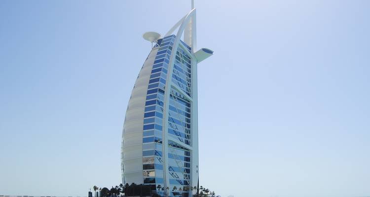 Edificio hotelero icónico con forma de vela.