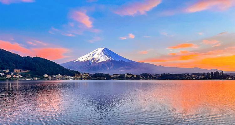 Der Berg Fuji mit einer Spiegelung in einem ruhigen See bei Sonnenuntergang.