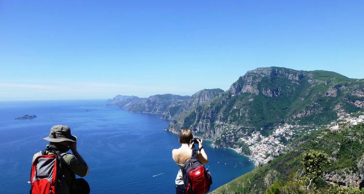 Randonneurs prenant des photos d'un paysage côtier.