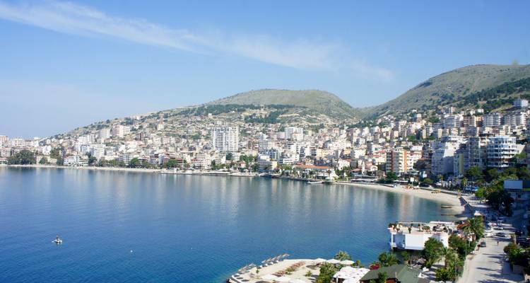 Ciudad costera de Saranda con edificios que dan al mar.