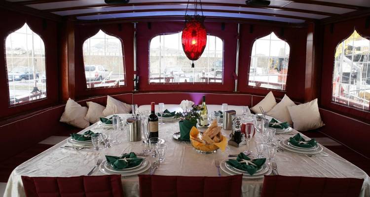 Elegante montaje de comedor dentro de un velero de madera.