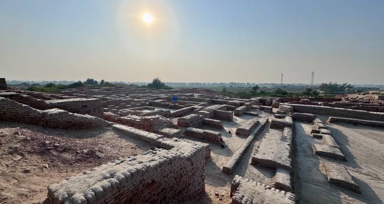 Les ruines archéologiques de Mohenjo-daro baignées par le soleil matinal rasant