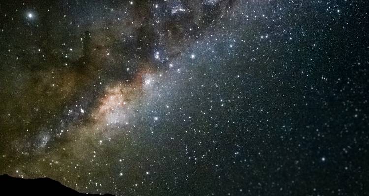 Ciel nocturne dégagé rempli d'étoiles et d'une partie de la Voie lactée.