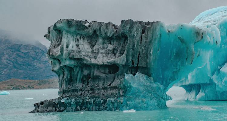 Grand iceberg avec des textures complexes dans un lac.
