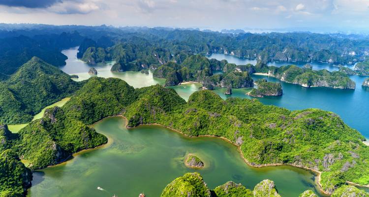 Luchtfoto van kalkstenen eilanden in smaragdgroene wateren