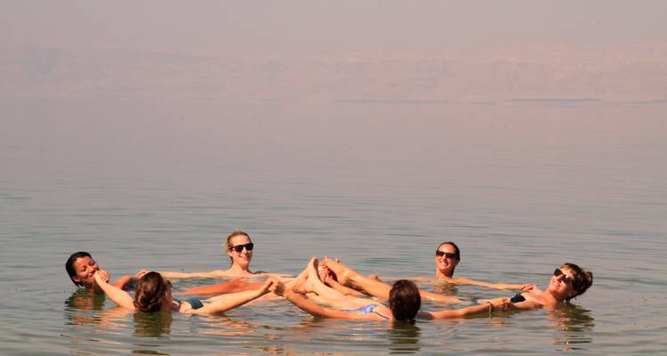 Personas flotando juntas en el Mar Muerto.