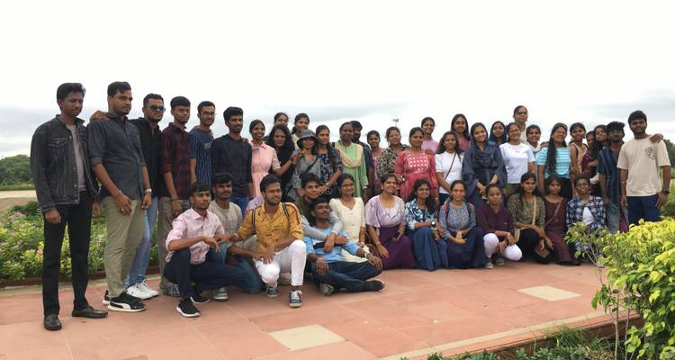 Un grupo grande de personas posando al aire libre.