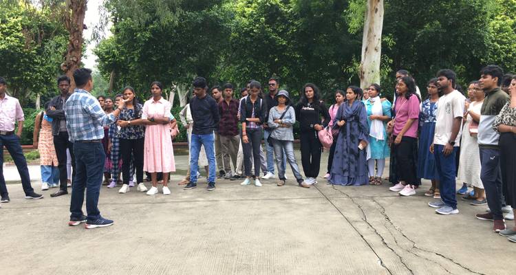 Un grupo de turistas escuchando a un guía al aire libre.