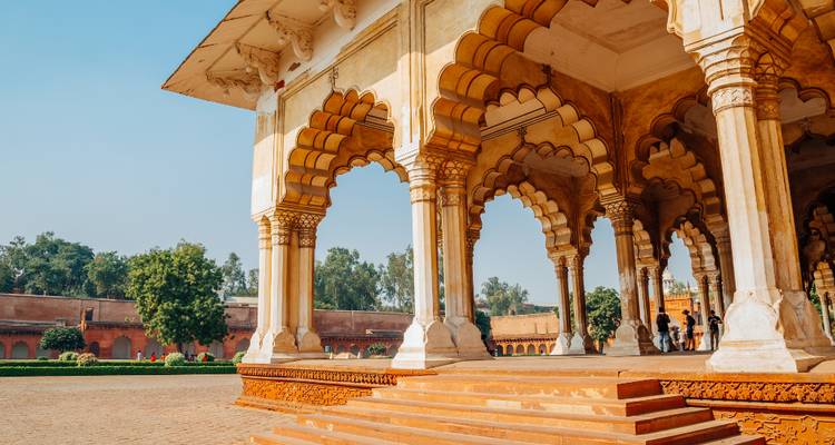 Estructura arquitectónica antigua con diseños arqueados ornamentados.